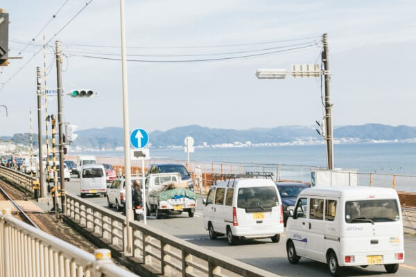 渋滞する観光地の道路